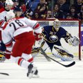 Atsinaujinusiose NHL kovose – du rezultatyvūs „Sabres“ vartininko perdavimai