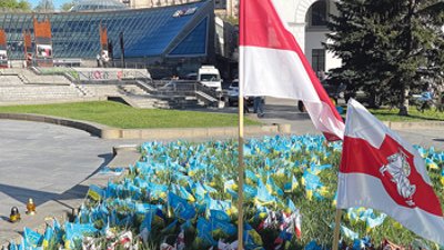 Kyjivo Maidano aikštės pievelėje baltarusiškos vėliavėlės yra vien su žuvusiųjų vardais ar tik su inicialais (Eldorado Butrimo nuotr.)