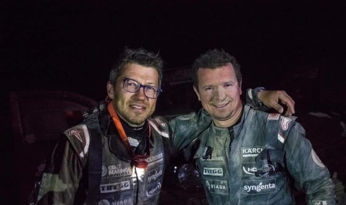 Darius Vaičiulis (kairėje) ir Antanas Juknevičius po 4-ojo Dakaro greičio ruožo