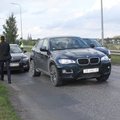 Ant tilto per Nemuną policijos pareigūnai blokavo ir sustabdė prabangų BMW