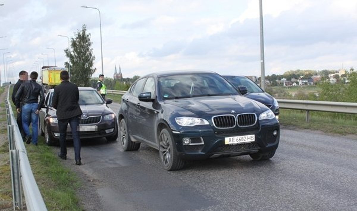 Ant tilto per Nemuną policijos pareigūnai blokavo ir sustabdė prabangų "BMW X6"