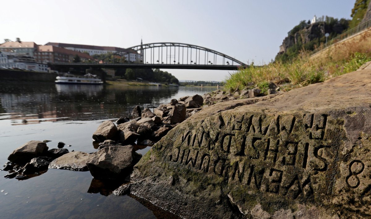 Bado akmenys Europos upėse žymi praeityje buvusius sunkius laikus ir perspėja apie badą ateities kartas.