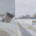 Kebli situacija keliuose Klaipėdos apskrityje: automobiliai slydo į griovius, sužalotų išvengta