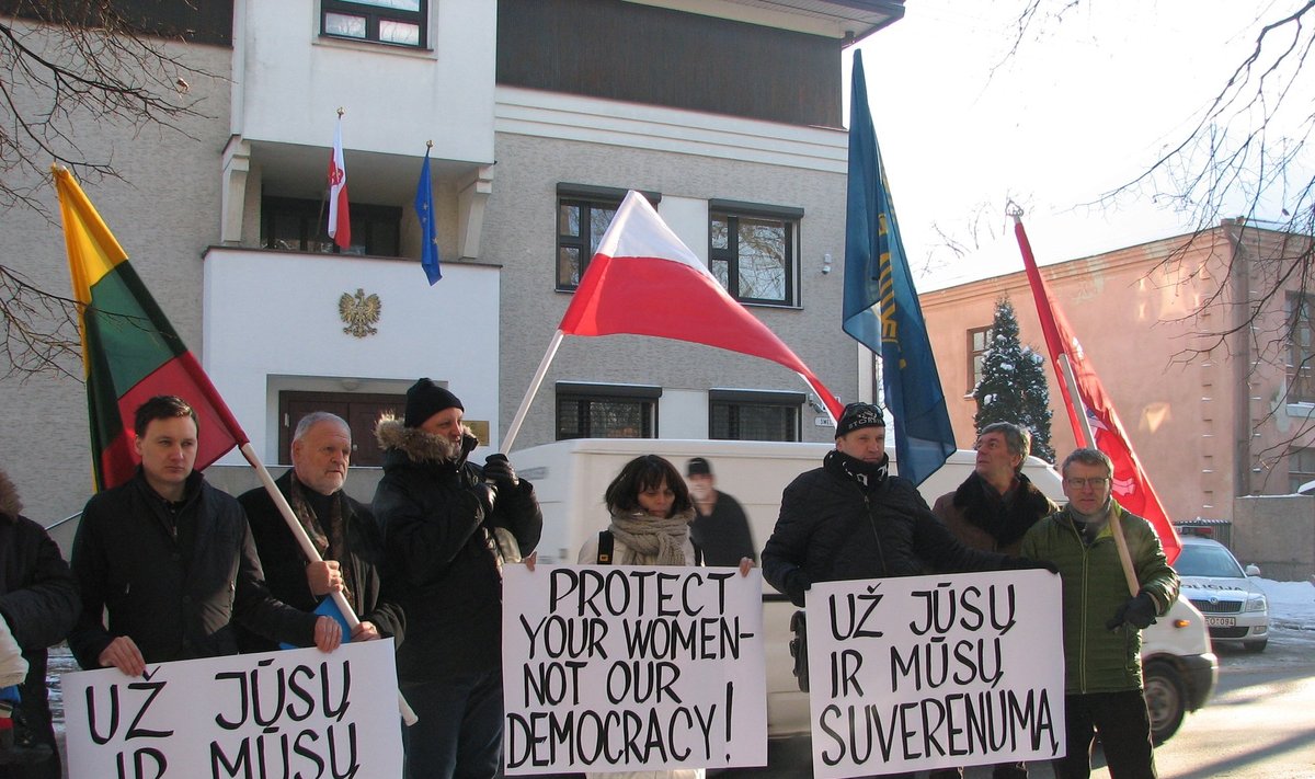 Litewscy narodowcy pod Ambasadą RP w Wilnie