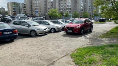 Vilniuje susiklostė „StopCham“ verta situacija: stovėjimo vietų pristigę gyventojai priversti važinėti šaligatviu