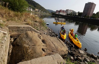 Bado akmenys Europos upėse žymi praeityje buvusius sunkius laikus ir perspėja apie badą ateities kartas.