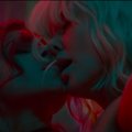 Filme „Atominė blondinė“ Ch. Theron teko filmuotis sekso scenoje su kita moterimi: su vyrais tai trunka ilgiau