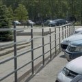 R.I.T.A. Šiaulių miesto savivaldybė neranda būdo pašalinti neteisėtą tvorą prie Lyros prekybos centro