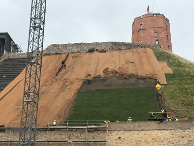 Klojama specialiai užauginta velėna. 2017 m. liepos mėn. (UAB Rekreacinė statyba nuotr.)