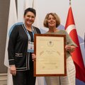 LTOK prezidentė Stambule apdovanojo ilgametę Europos žolės riedulio vadovę