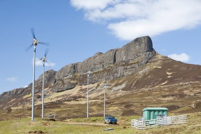 Škotija stengiasi kuo efektyviau išnaudoti atsinaujinančius energijos išteklius, daug energijos gaunama iš vėjo jėgainių