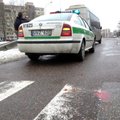 Vilniuje „Mercedes Benz“ partrenkė perėja ėjusią merginą