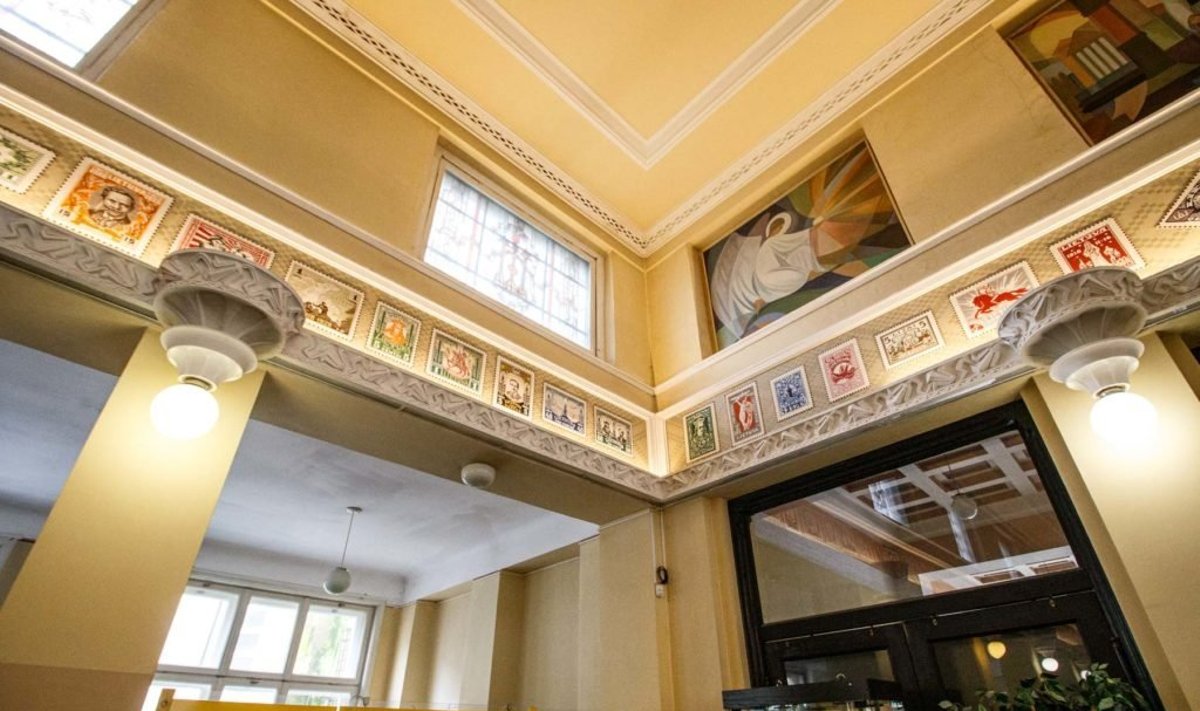 Operacijų salės viršuje matyti dailininko K. Šimonio paveikslai, o žemiau aplink visą salę eina 103 dailininko P. Kalpoko ir jo sūnaus R. Kalpoko tapyti lietuvos pašto ženklai