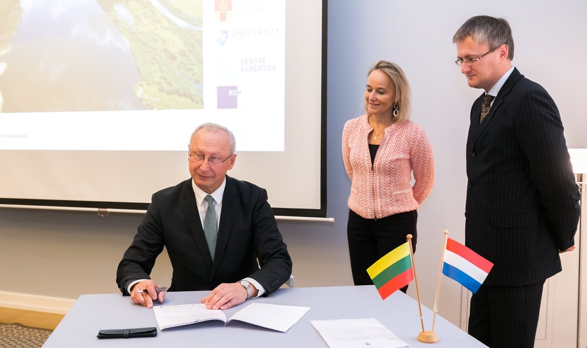 Signing the intent of cooperation at the Dutch embassy in Vilnius