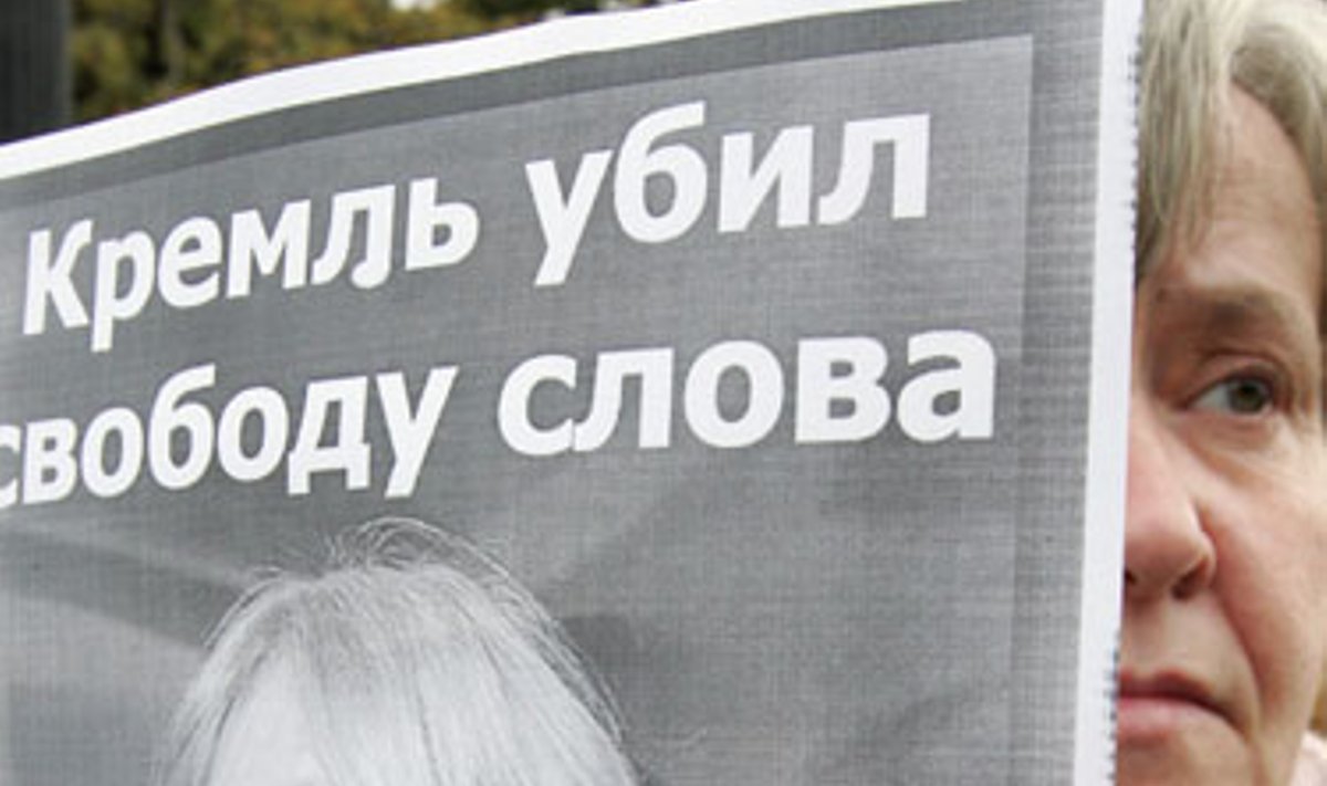 Moteris laiko A.Politkovskajos portretą su užrašu "Kremlius nužudė žodžio laisvę".