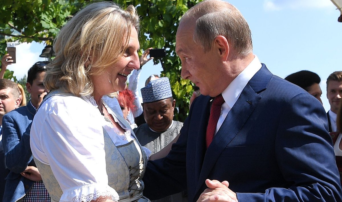 Karin Kneissl ir Vladimiras Putinas