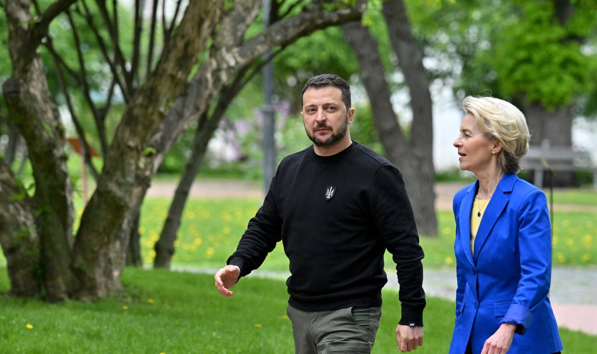 Volodymyras Zelenskis ir Ursula von der Leyen išeina po spaudos konferencijos Kijeve 2023 m. gegužės 9 d.