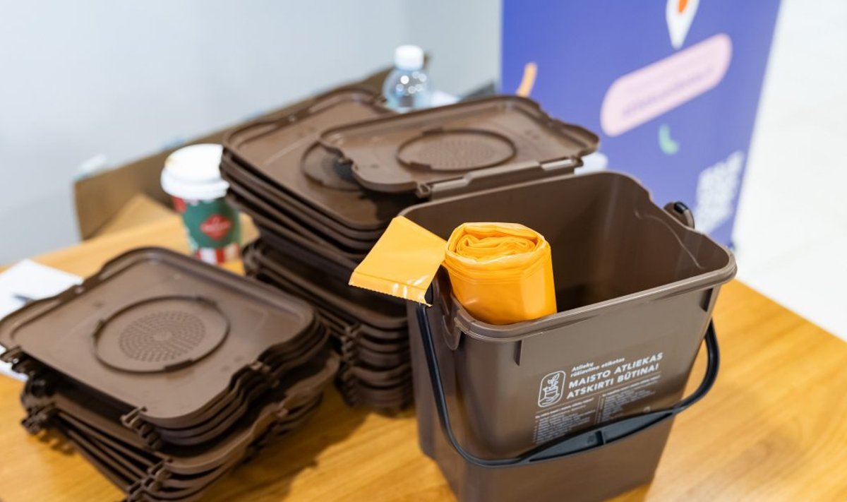 Vilniečiams pradedami dalinti maisto atliekoms rūšiuoti skirti maišeliai ir talpos