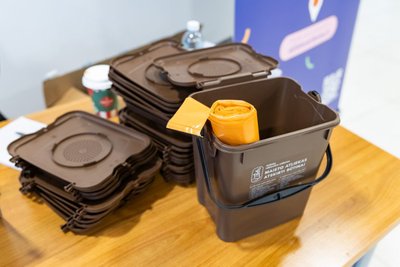 Vilniečiams pradedami dalinti maisto atliekoms rūšiuoti skirti maišeliai ir talpos