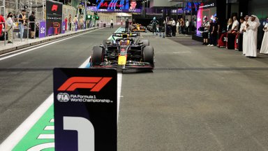 Saudo Arabijos „Grand Prix“ kvalifikacijoje – nesustabdomas Verstappenas ir solidus 18-mečio debiutas