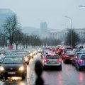 Kalėdų karštinė apėmė Vilniaus gatves: darbo dienai dar nepasibaigus, vilniečiai jau įstrigo milžiniškose spūstyse