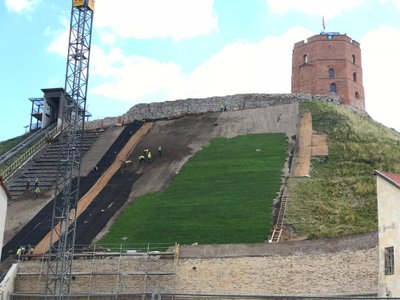 Klojama specialiai užauginta velėna. 2017 m. liepos mėn. (UAB Rekreacinė statyba nuotr.)