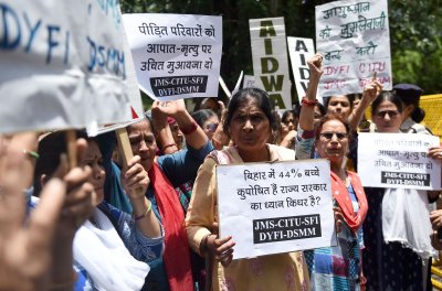 Tėvai Biharo valstijoje protestuoja prieš gydytojų ir valdžios abejingumą ligos protrūkio metu