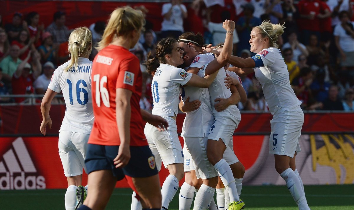 Anglijos moterų futbolo rinktinės žaidėjos džiaugiasi
