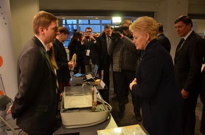 Prezidentė Dalia Grybauskaitė apžiūrinėja KTU mokslininkų sukurtą skaitiklių patikros prietaisą 
