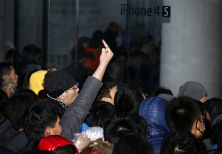 Grūstis prie "Apple" parduotuvės Kinijoje