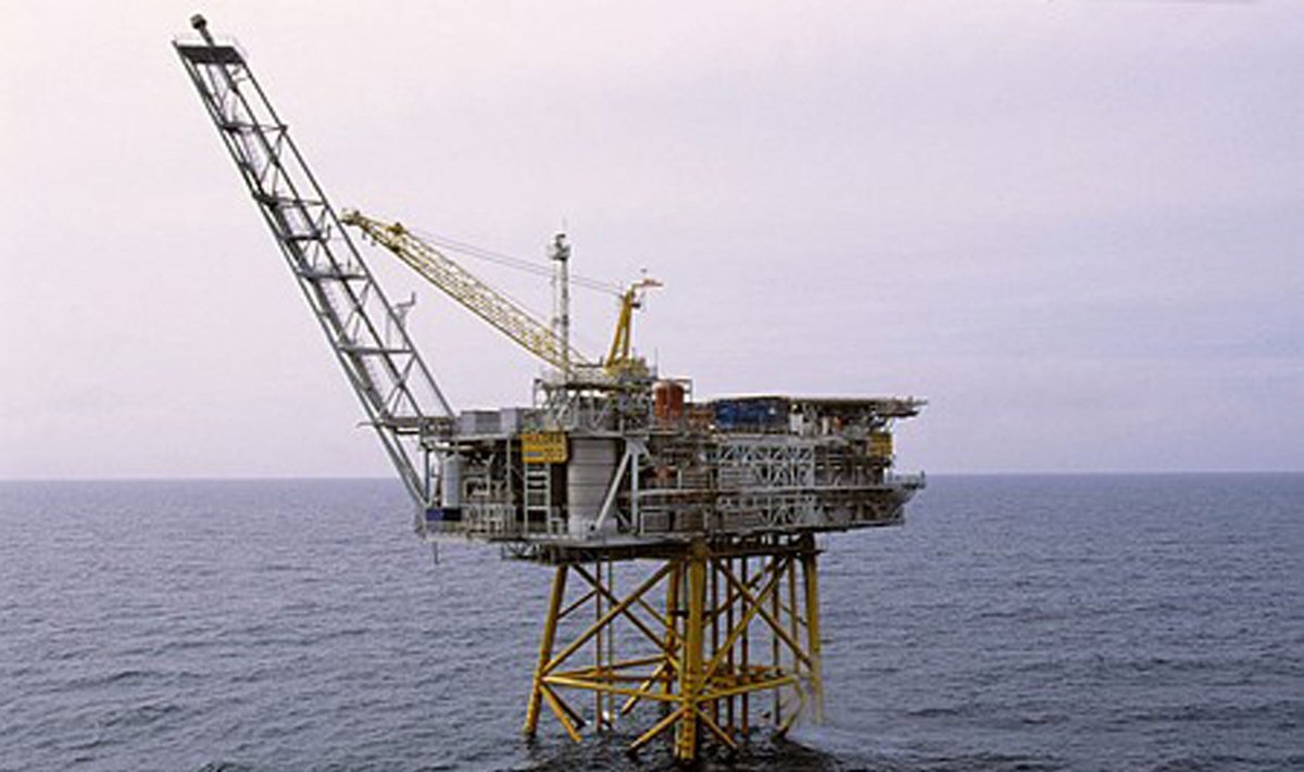 Skelbime siūloma naftos platforma su vaizdu į jūrą
