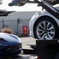„Tesla“ dėl sužaloti galinčios klaidos atšaukia beveik 1,1 milijono automobilių