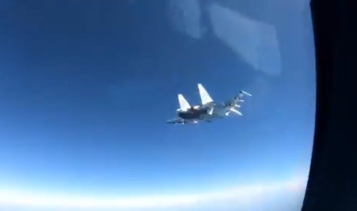 Rusų naikintuvas pavojingai manevravo prie JAV lėktuvo