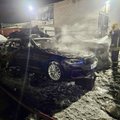 Naktį aikštelėje Vilniuje degė automobiliai: liepsnos niokojo vieną „Lexus“ ir keturis BMW