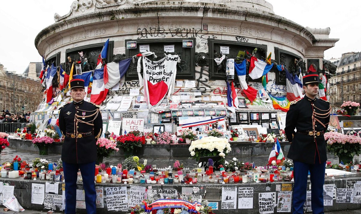 Tūkstančiai žmonių Paryžiuje pagerbė terorizmo aukas