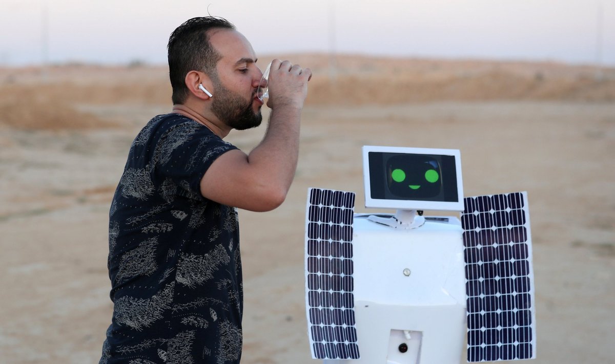 Mahmoudas Elkoumy sako, kad šis robotas savo nustatymų dėka galėtų sugerti drėgmę Marse ir paversti ją geriamu vandeniu. 