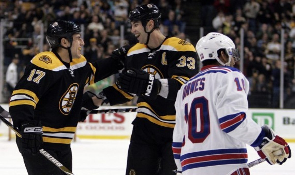 Milanas Lučičius ir Zdeno Chara ("Bruins") džiaugiasi įvarčiu į "Rangers" vartus