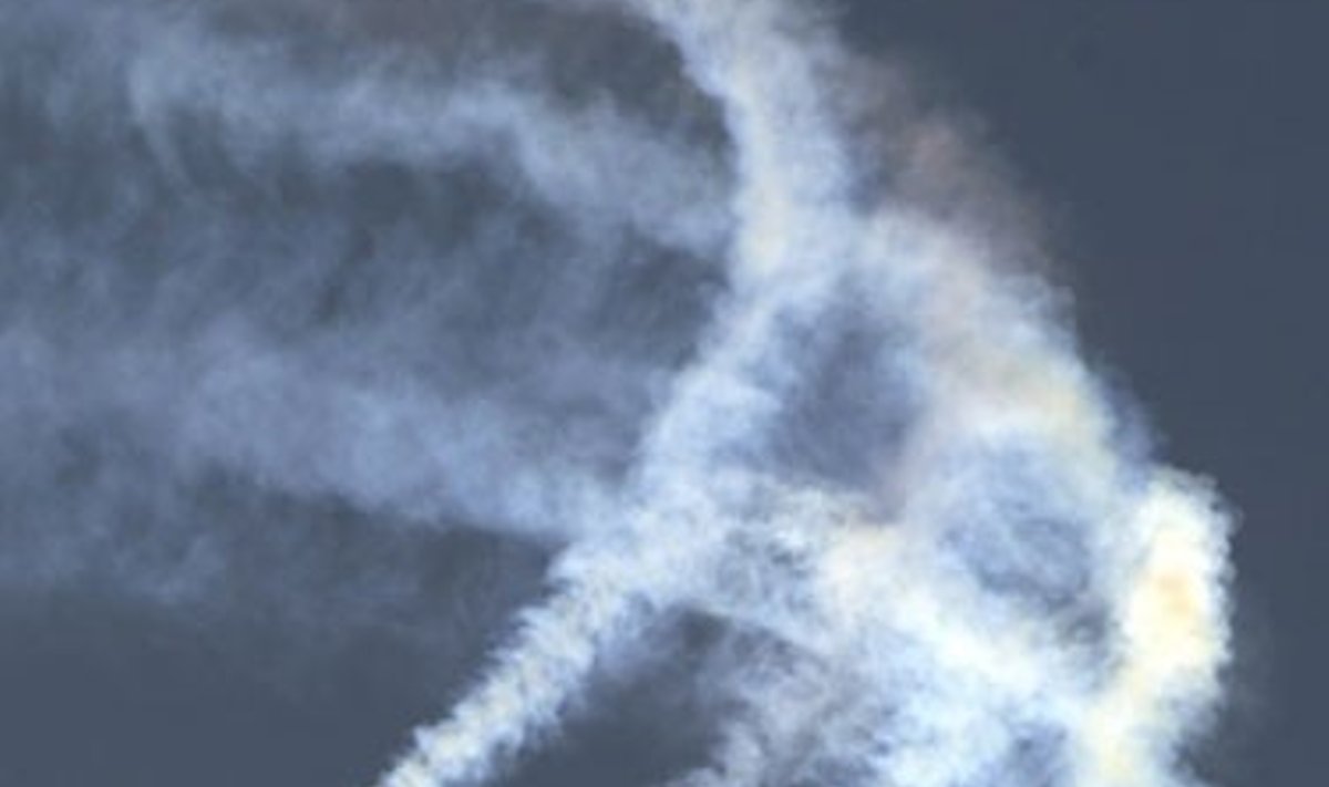 Prancūzijos karinių oro pajėgų lėktuvai išdarinėja akrobatinius triukus Kinijos danguje. 