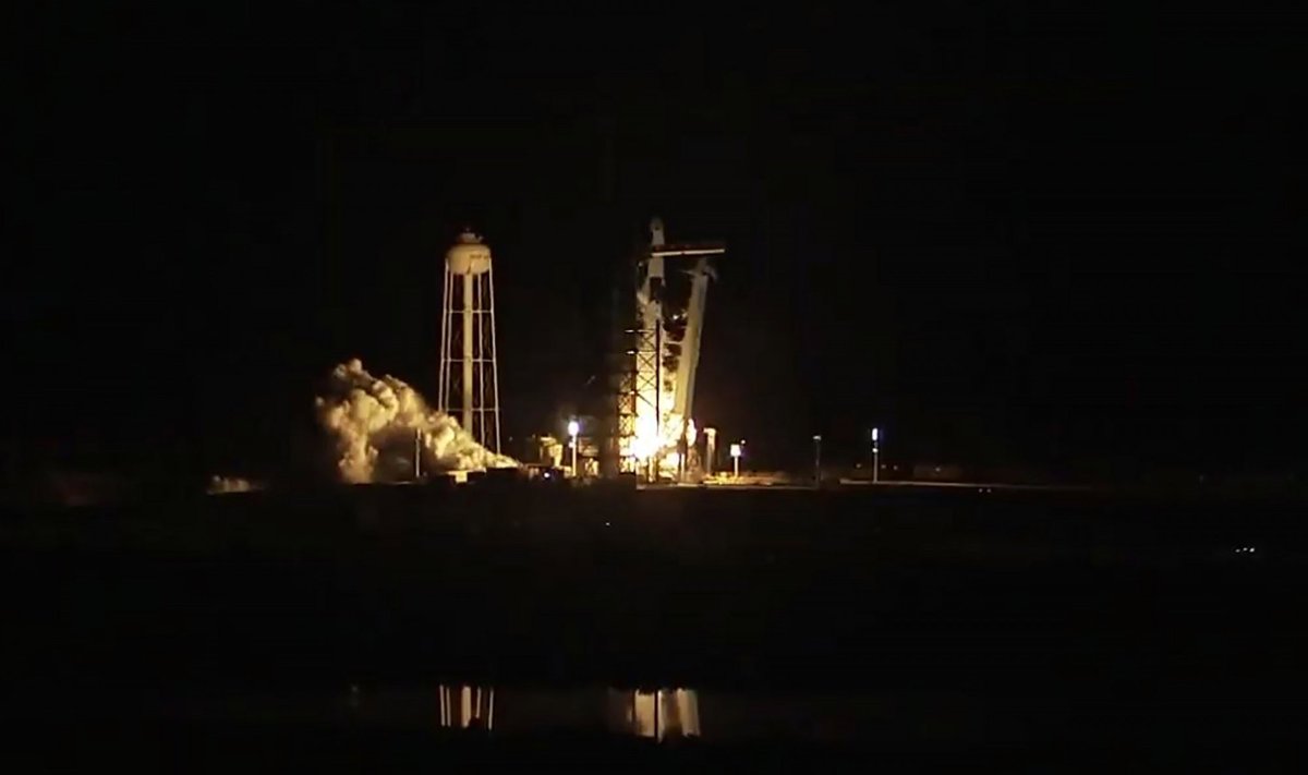 „SpaceX“ naująją pilotuojamąją kapsulę per bandymus ištiko „anomalija“