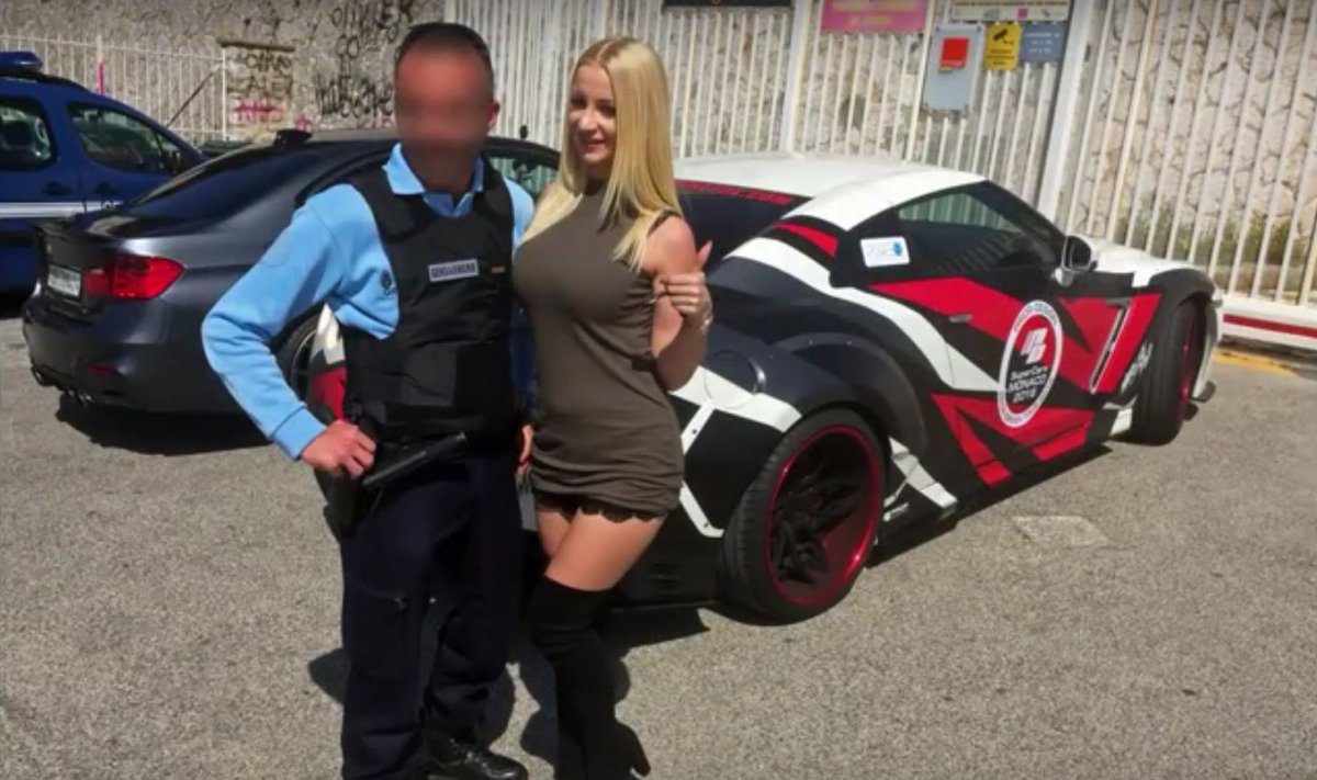 Policijos pareigūnas fotografuojasi su Mareike Fox prie jos "Nissan GT-R"