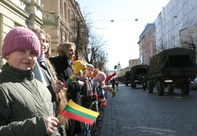 Vilnius, 2004 m. balandžio 2 d. (ELTA). Tuo pat metu, kai prie NATO būstinės Briuselyje iškilmingai pakeltos naujųjų NATO narių - Lietuvos, Latvijos, Estijos, Slovakijos, Bulgarijos ir Rumunijos - vėliavos, visoje Lietuvoje vyko Lietuvos ir NATO vėliavų pakėlimo ceremonijos. Penktadienį Vilniaus Nepriklausomybės aikštėje iškilmingai pakėlus NATO ir Lietuvos vėliavas, prasidėjo karinės technikos paradas. Sveikindami narystę Aljanse švenčiančius Lietuvos gyventojus, parado metu virš Gedimino prospekto praskrido du Lietuvos karinių oro pajėgų lengvieji atakos lėktuvai L-39.