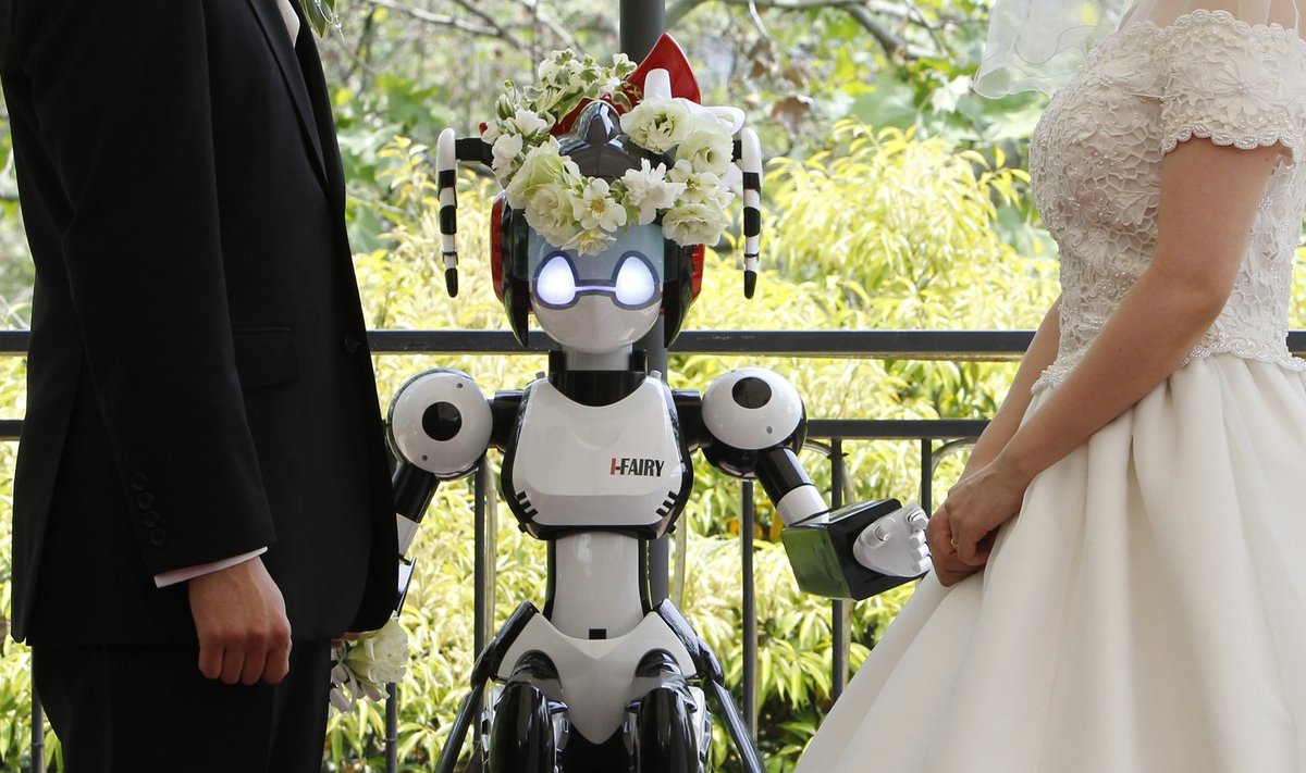 Japonų porą sutuokė robotė