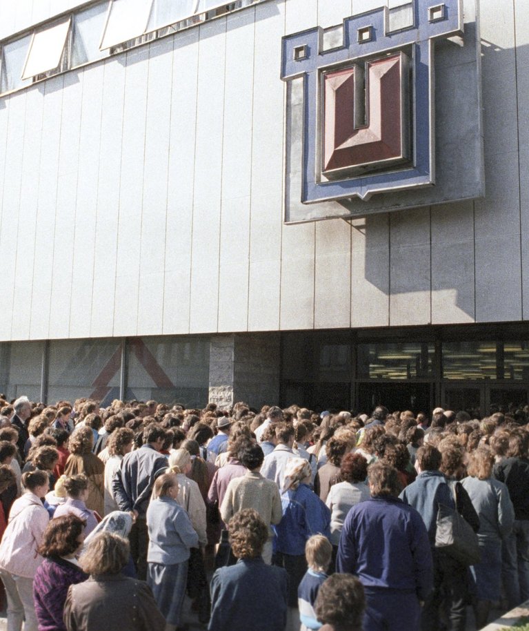 Vilniaus centrinė universalinė parduotuvė, 1990 m.