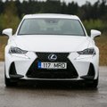 Atnaujintas „Lexus IS“: beblaškant pilkų dyzelių srautą