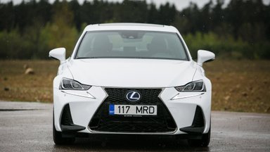 Atnaujintas „Lexus IS“: beblaškant pilkų dyzelių srautą