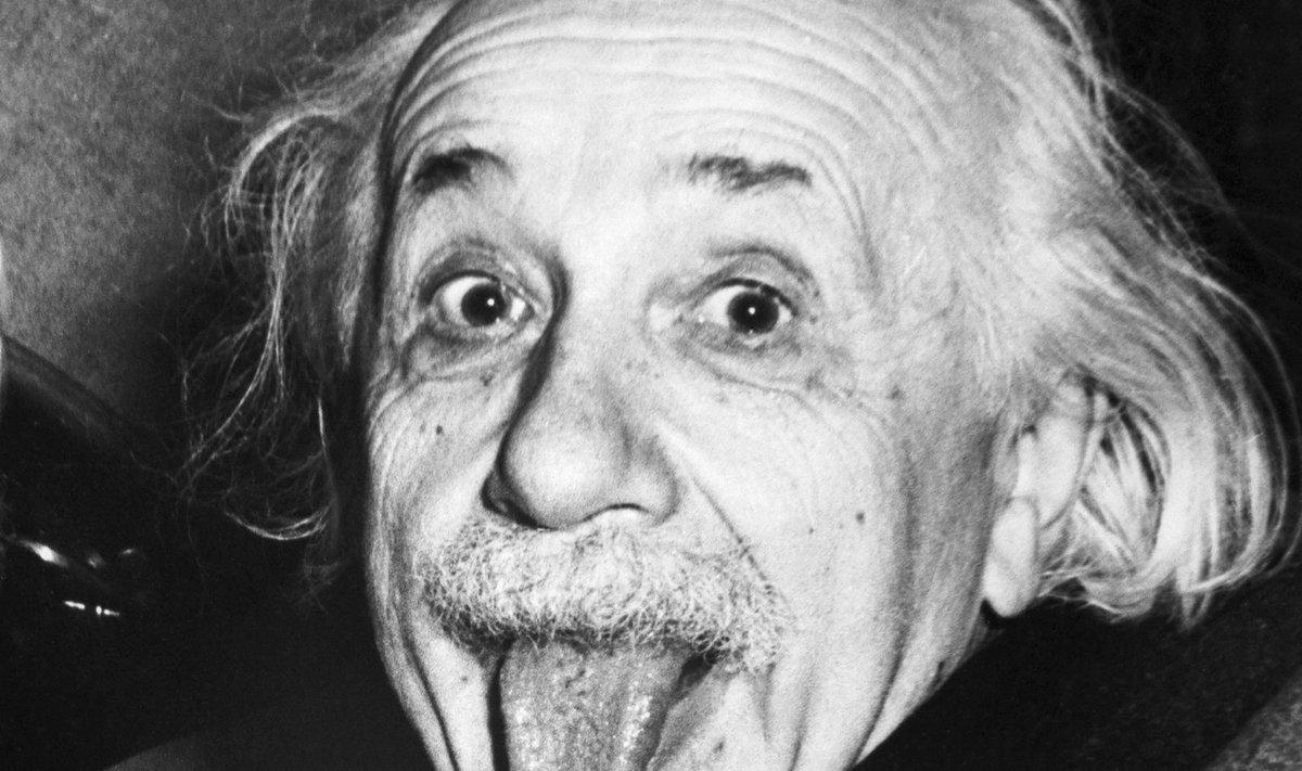 1951 metais Albertui Einsteinui sukako 72 metai. Sulaukęs daugybės spaudos prašymų nusifotografuoti gimtadienio proga, Einsteinas pagaliau stojo prieš fotografus ir sarkastiškai iškišo liežuvį. Ši Arthuro Sasse’o nuotrauka tapo garsiausiu mokslininko portretu. Matyt, pačiam Einsteinui ji taip patiko, kad jis nusiuntė ją kaip sveikinimo atviruką savo draugams.