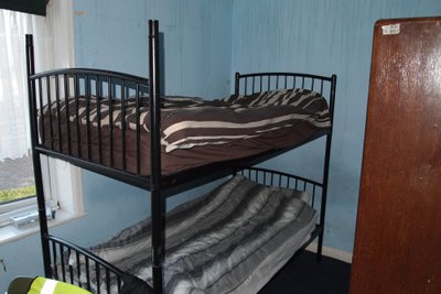 Šis kambariukas toks mažas, kad dvi lovos išsitenka tik dviem aukštais