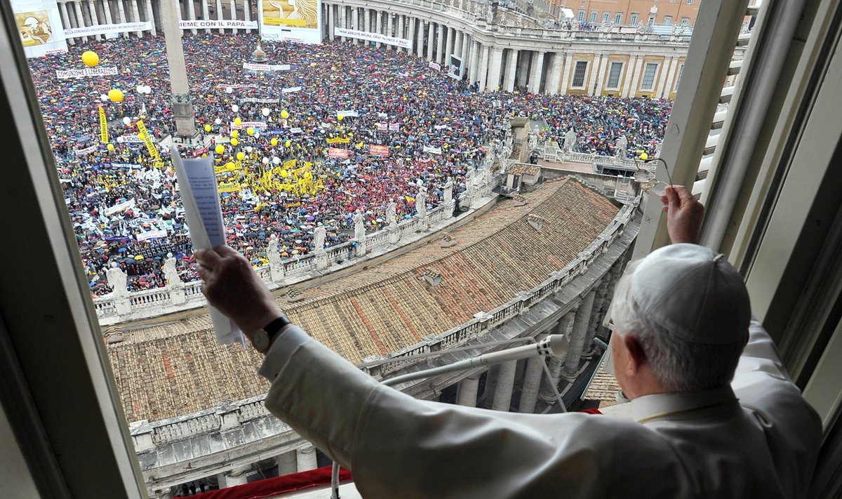 Vatikane tūkstančiai maldininkų susirinko pareikšti solidarumo su popiežiumi