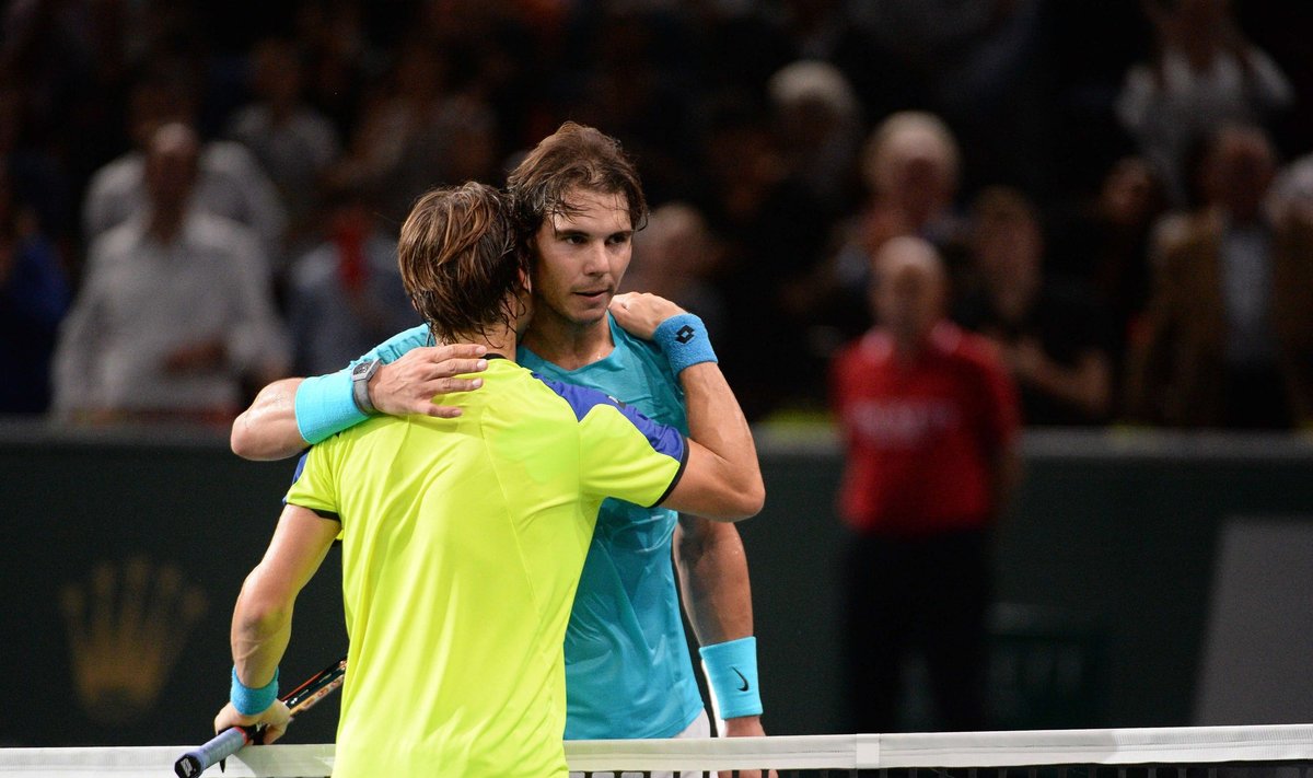 Rafaelis Nadalis sveikina jį nugalėjusį tautietį Davidą Ferrerą