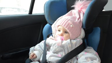 Specialistai įspėja, kodėl nepatartina sodinti vaiko į automobilinę kėdutę su šilta striuke